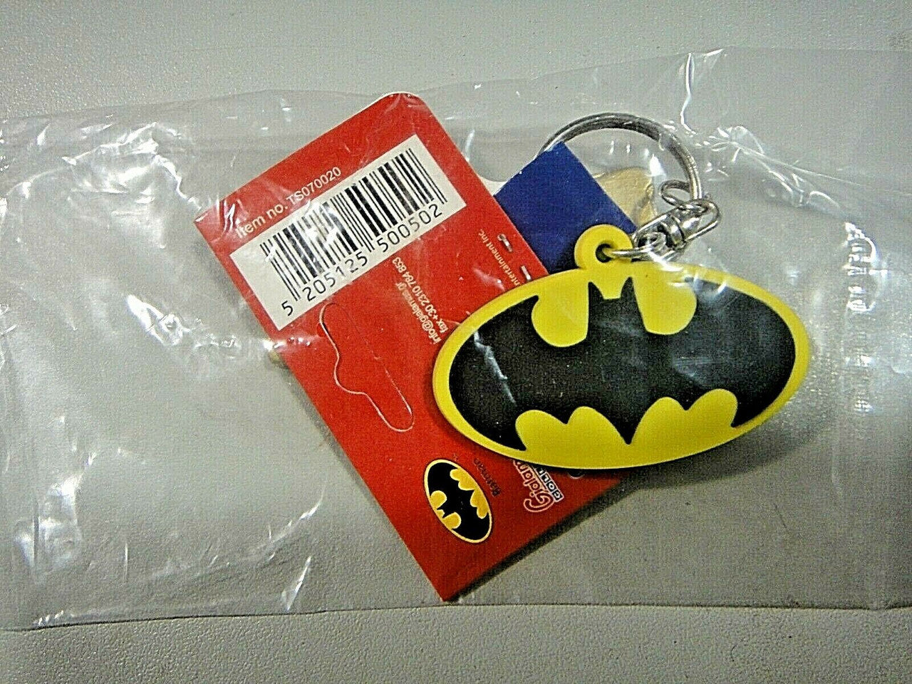 New Batman Logo Rubber Key Chain. Measures 2 inches wide.
Please note we will always combine shipping on like items. Any additional patch or pin will ship for 50 cent per item. Any additional payment will be reimbursed to your Paypal account. Thank You.