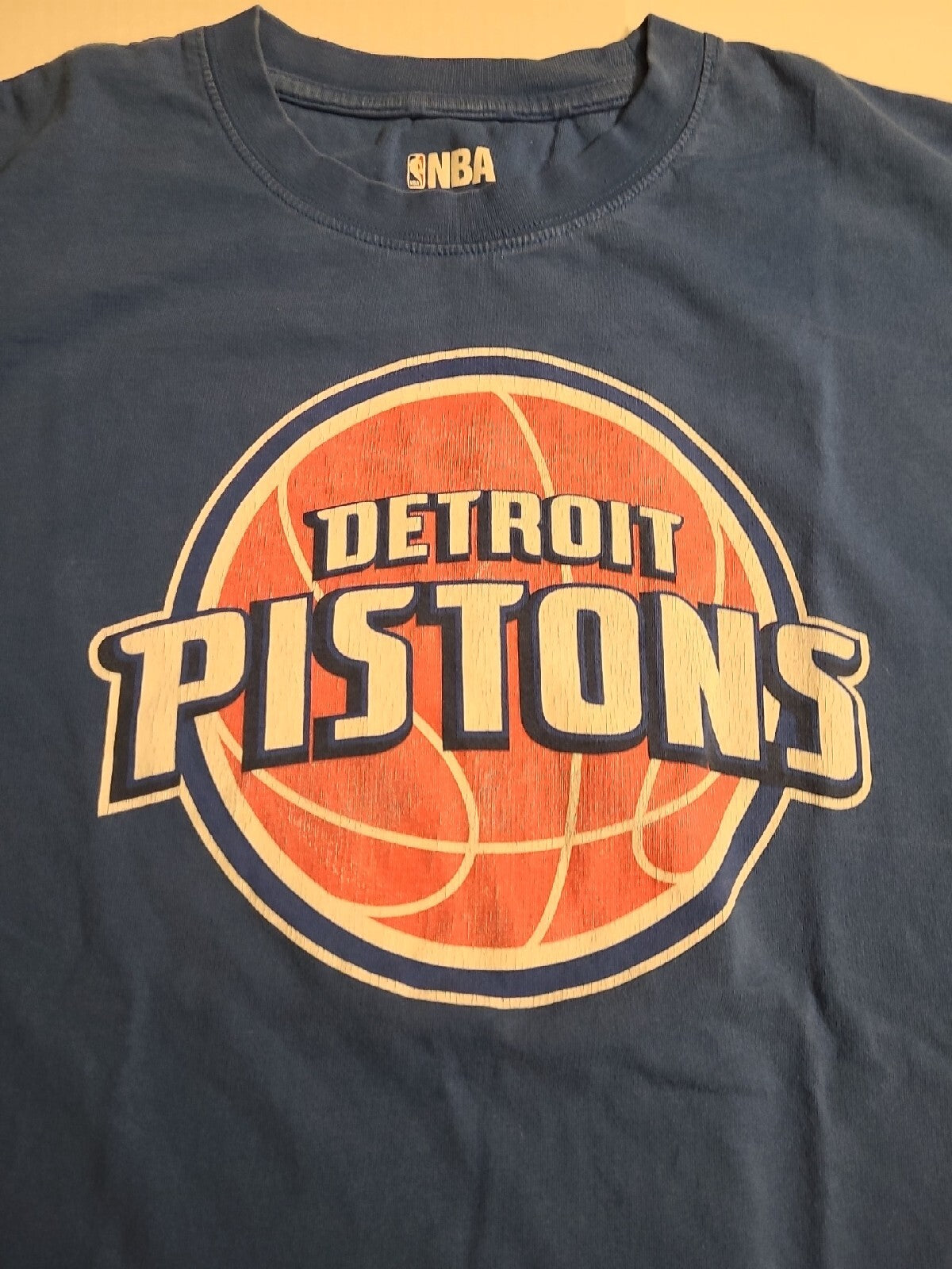 NBA Detroit Pistons, "Distressed Logo" Men’s Large Unisex T-shirt