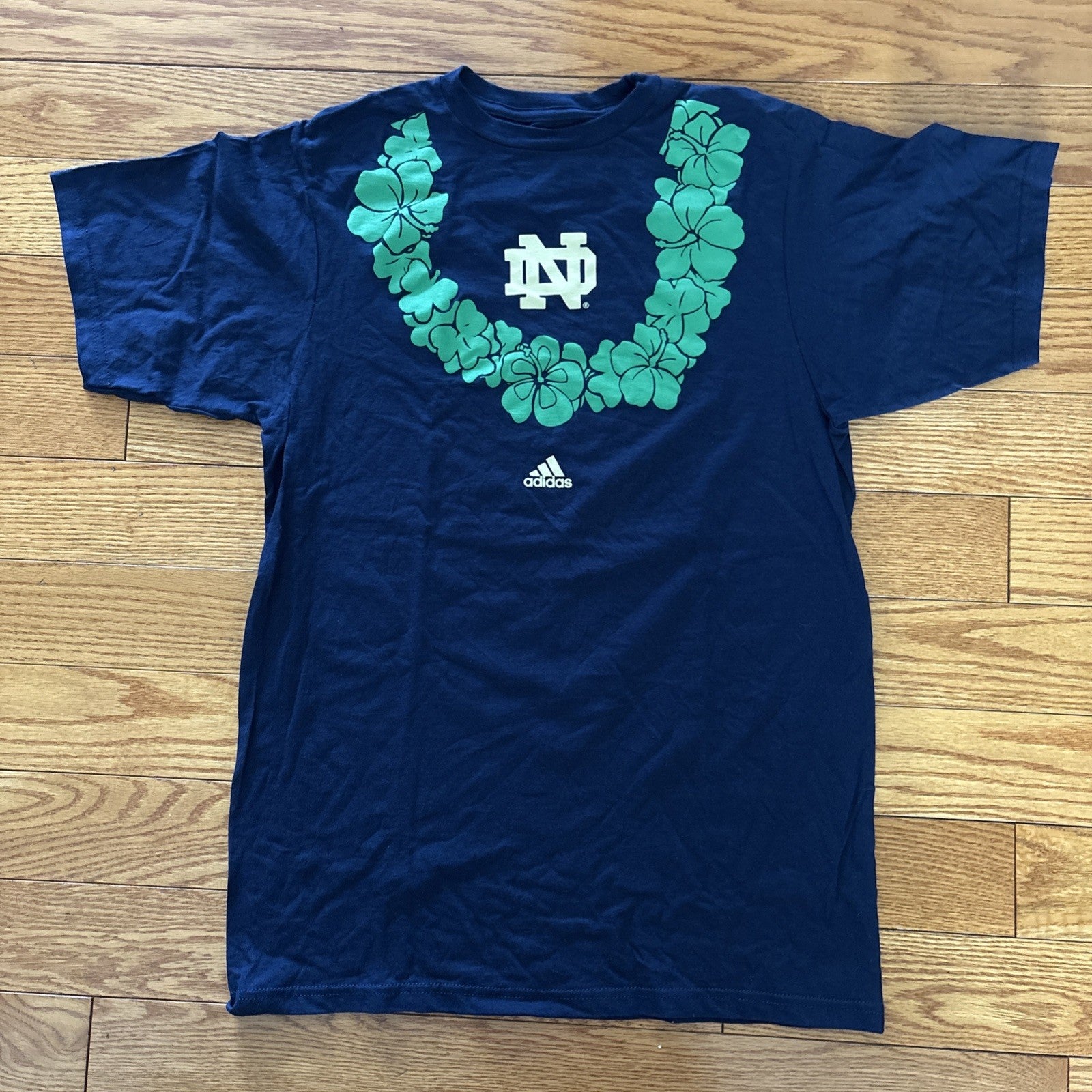 NCAA Notre Dame "Wreath" Mens Medium Unisex T-Shirt by Adidas -New old stock