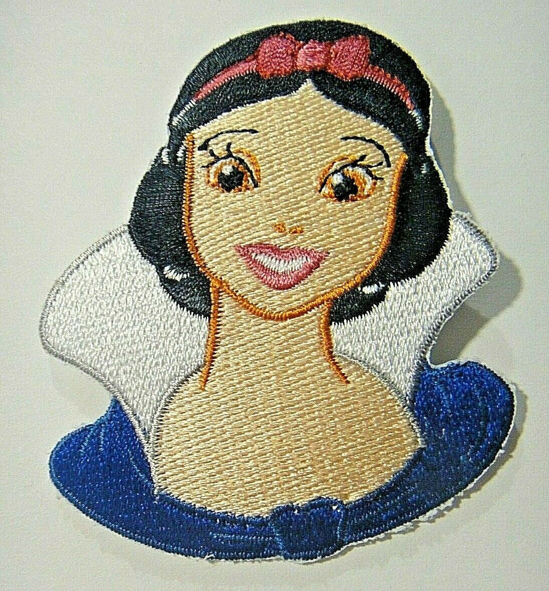 3 inches tall , a new Snow White & the 7 Dwarfs  "Portrait" embroidered patch. Sew on or iron on. New.

Please note we will always combine shipping on like items.  Any additional patch or pin will ship for 50 cent per item.  Any additional payment will be reimbursed to your Paypal account.  Thank You.