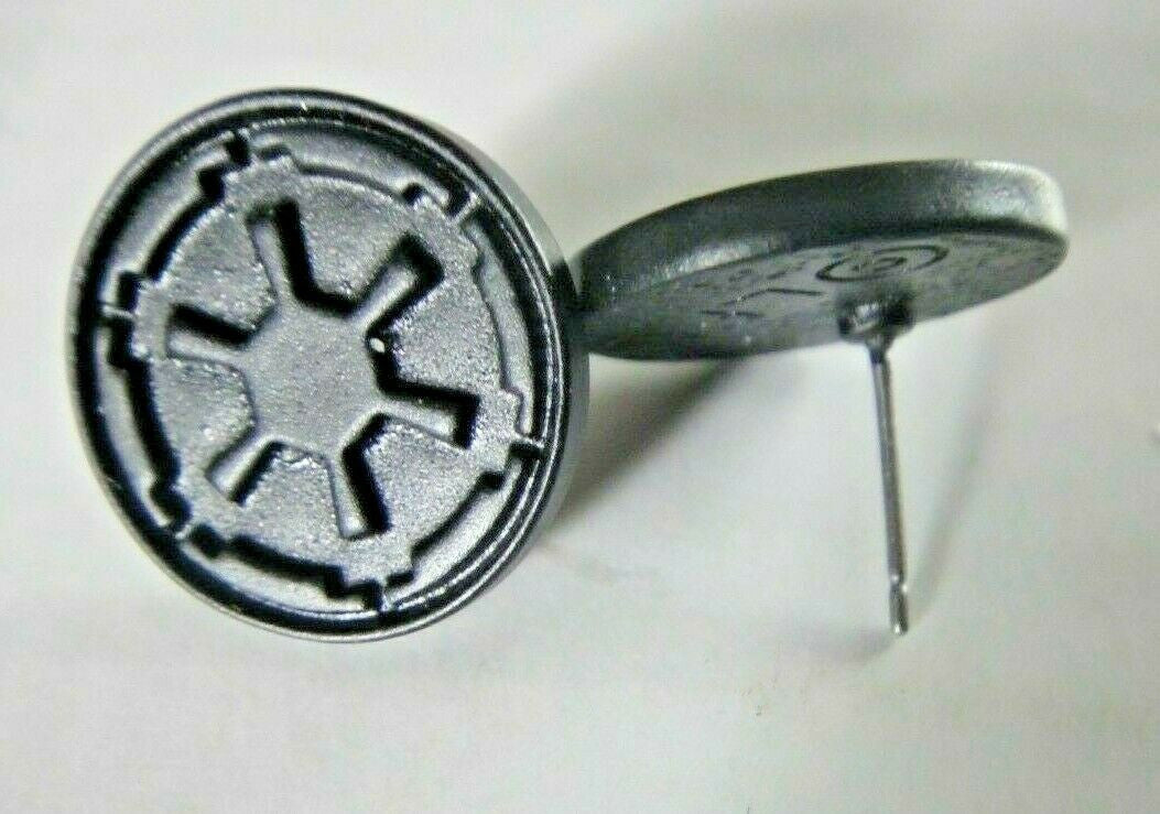 Star Wars Imperial Logo 5/8″ Round Black Pierced Earrings -new
This is a pair of licensed rebel logo earrings.  The image is stamped showing raised relief.   They measure 5/8″ long and include plastic friction fit closure.  unworn condit

Please note we will always combine shipping on like items.  Any additional patch or pin will ship for 50 cent per item.  Any additional payment will be reimbursed to your Paypal account.  Thank You.