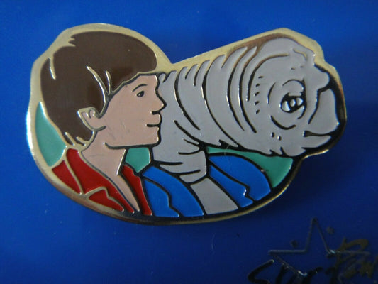 1 inches wide, a new E.T. the Extra-Terrestrial, "Elliott & E.T." Enamel Pin from the 1980s 
-new enamel pin with clasp bar back. New. 

Please note we will always combine shipping on like items.  Any additional patch or pin will ship for 50 cent per item.  Any additional payment will be reimbursed to your Paypal account.  Thank You.