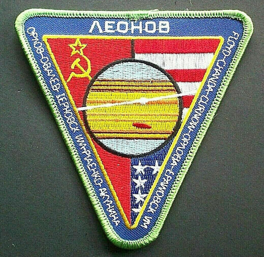 4 1/2" x 4 3/4", a new 2001 A Space Odyssey Joint Mission embroidered shoulder patch. Sew or iron on. New.

Please note we will always combine shipping on like items.  Any additional patch or pin will ship for 50 cent per item.  Any additional payment will be reimbursed to your Paypal account.  Thank You.
