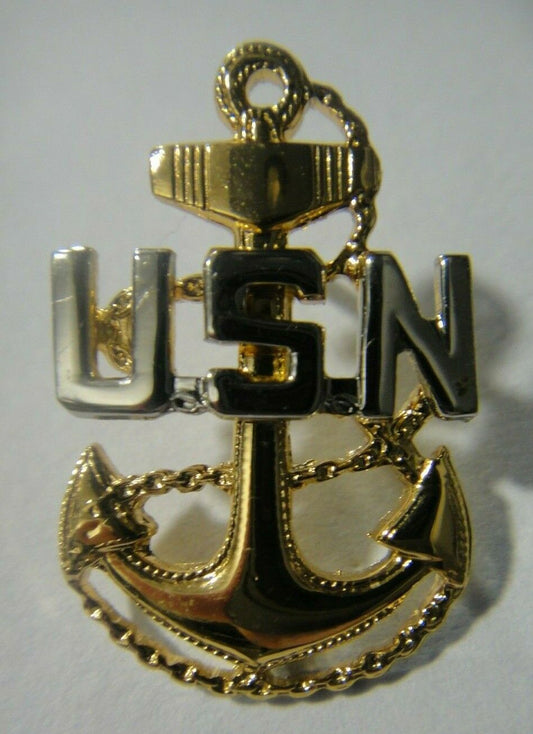 1. inches tall,  a new USN "United Sates Navy" Anchor and Chain Logo Metal pin with clutch back.  
Purchased at an estate sale, in great condition. 

Please note we will always combine shipping on like items.  Any additional patch or pin will ship for 75 cent per item.  Any additional payment will be reimbursed to your Paypal account.  Thank You.