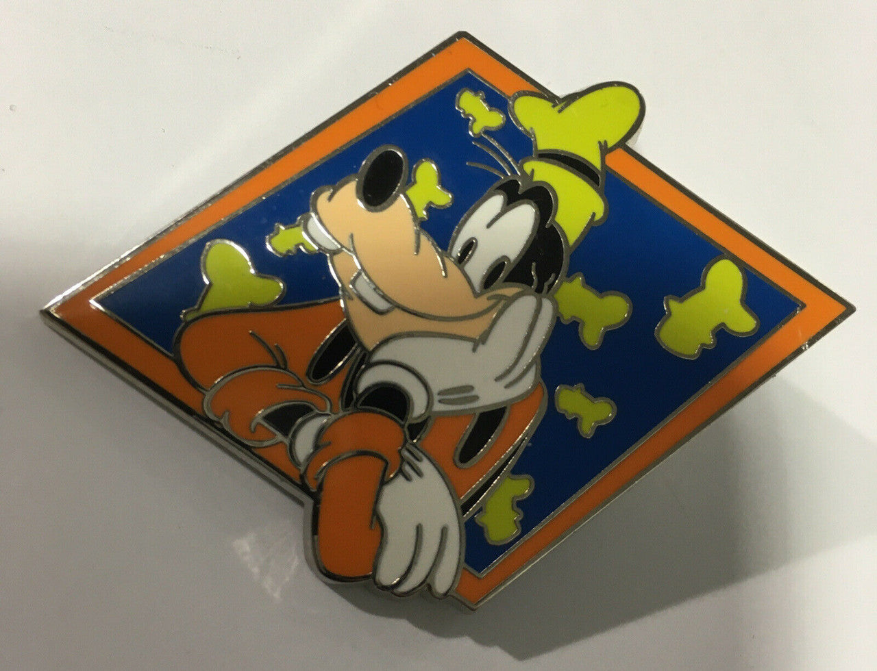 2 inches wide, a new Goofy, DIsney Parks Pin Trader released in 2013.   The enamel pin is loose in a bag.  Include clutch and rubber post. New.

Please note we will always combine shipping on like items.  Any additional patch or pin will ship for 50 cent per item.  Any additional payment will be reimbursed to your Paypal account.  Thank You.